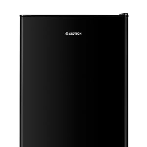 Réfrigérateur à deux portes noir élégant au design minimaliste moderne, aux lignes épurées et à la finition mate.