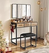 avec miroir, trois tiroirs et étagères. Structure en métal noir, surfaces en bois, tabouret assorti. Décoré avec des articles de maquillage et des bas suspendus.