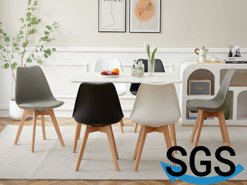Ensemble de chaises de salle à manger modernes avec sièges en plastique moulé en blanc, gris et noir. Pieds en bois et design minimaliste dans une pièce lumineuse et élégante.