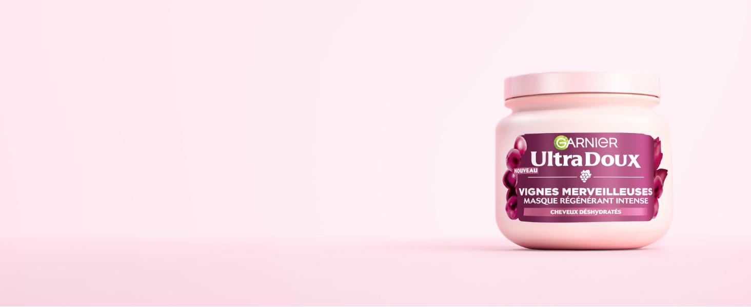 L'emballage ou les contenants du produit teintés en rose sont montrés sur fond clair.