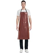 Tablier en cuir marron sur toute la longueur avec bandoulière noire. Dispose de deux poches inférieures. Porté par-dessus un t-shirt blanc et un pantalon foncé. Vêtements de travail durables et protecteurs pour divers métiers ou artisanats