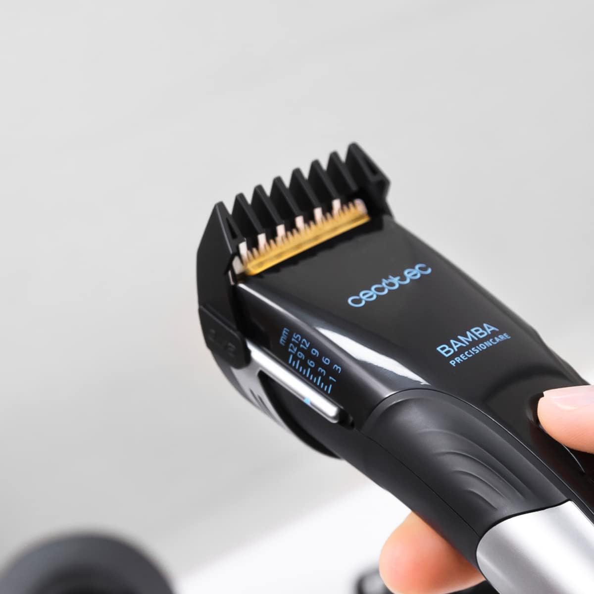 Cecotec - Bamba PrecisionCare - tondeuse 30mm, titane, sans fil, 90min, écran