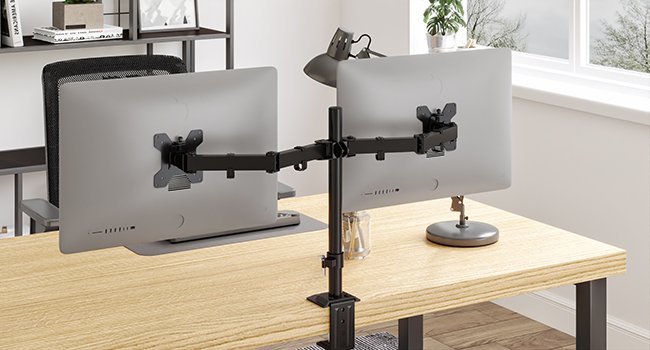 Support pour deux écrans avec deux bras réglables permettant de maintenir des écrans d'ordinateur gris sur un bureau en bois. La base noire en forme de pince se fixe au bord du bureau.