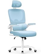 Chaise de bureau ergonomique bleu clair avec dossier en maille, appui-tête réglable, accoudoirs incurvés et structure blanche à roulettes.