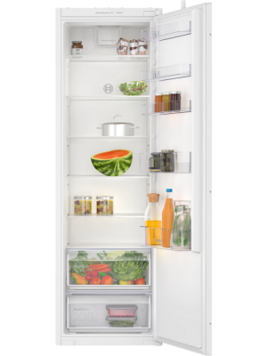 Vue intérieure d'un réfrigérateur blanc avec de multiples étagères en verre contenant divers aliments et boissons.