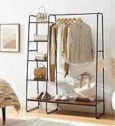 Porte-vêtements en métal noir avec étagères. Comprend une tringle à vêtements et des étagères à plusieurs niveaux pour le rangement et