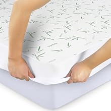 gros plan des mains d'une personne qui sort le matelas de sa boîte.