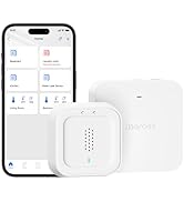 L'interface de maison intelligente s'affiche sur l'écran du smartphone à côté de deux appareils carrés blancs dotés de grilles de haut-parleurs, représentant la configuration d'un système de maison connectée.