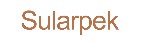 Texte « Sularpek » en grosses lettres brunes sur fond blanc