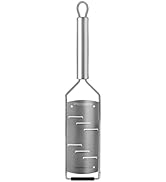Râpe plate en acier inoxydable avec poignée en boucle, présentant une surface à motif de grille alternatif, illustrée sous plusieurs angles.