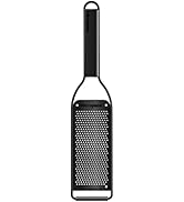 Plusieurs angles d'une râpe noire ou d'une mandoline avec manche, montrant la surface de la grille en acier inoxydable avec des trous de différentes tailles.