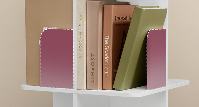 Étagères murales flottantes blanches présentant des livres contre un mur beige, démontrant ainsi leur installation en angle et leur capacité de rangement.