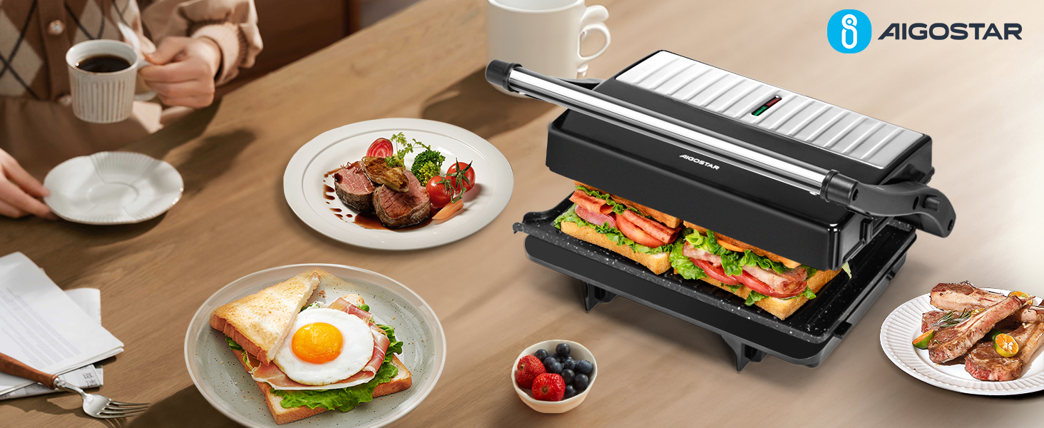met en valeur sa polyvalence. Grill ouvert pour cuire les œufs et la viande, presse fermée pour faire des sandwichs. Table dressée avec café et fruits.
