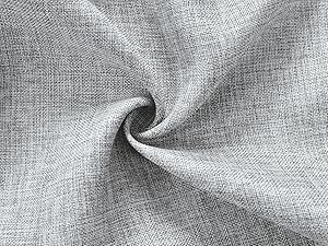 Gros plan d'un tissu texturé gris clair avec un motif de tissage visible, plié pour montrer flexibilité et épaisseur