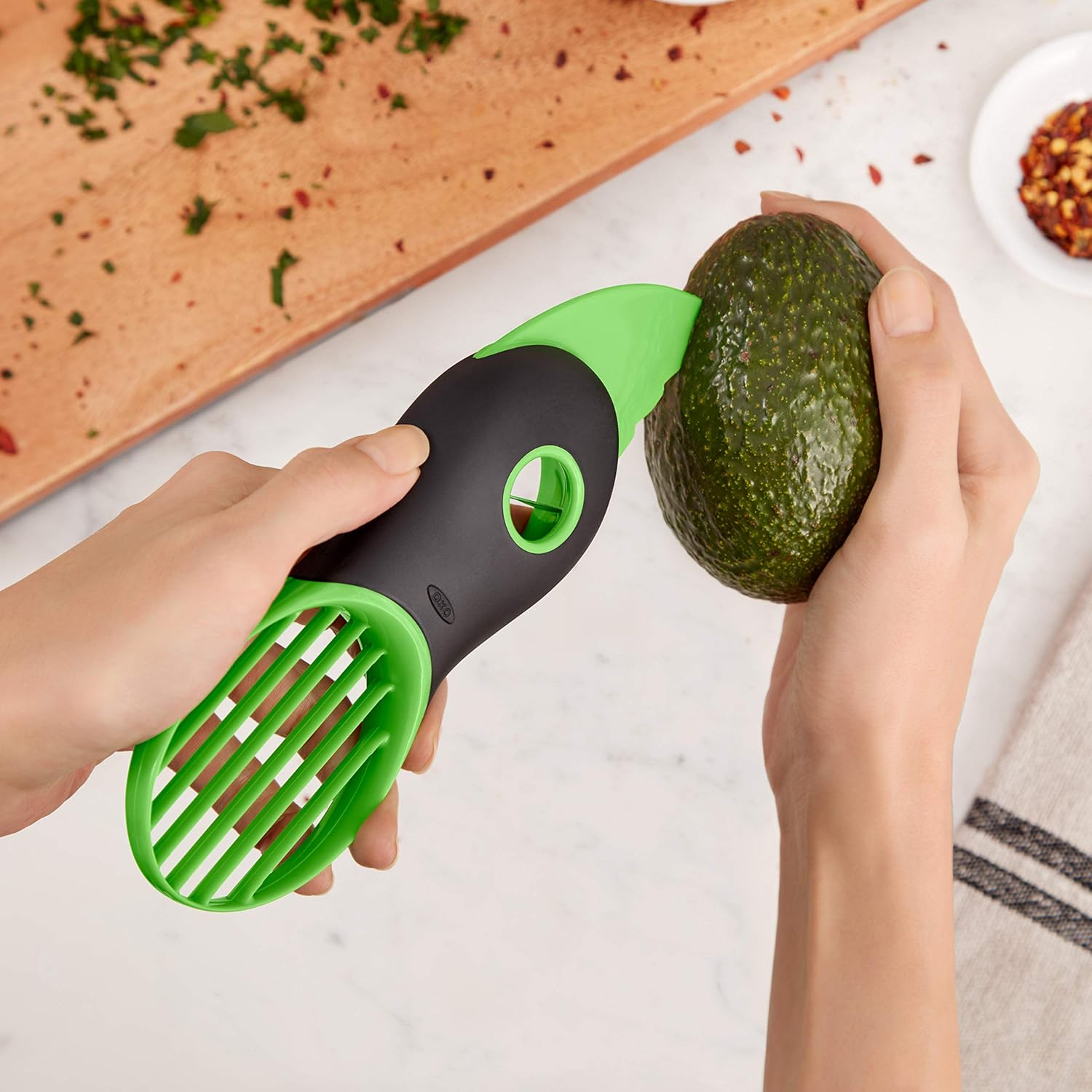 OXO - Good Grips 3 en 1 - Coupe avocat, lame dénoyauter, trancheuse