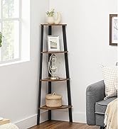 à quatre niveaux, avec étagères en bois et cadre en métal noir. Décoré avec des plantes, une lanterne et un panier dans un décor de salon