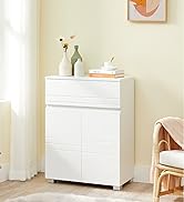 Armoire en bois blanc avec tiroirs et portes, placée contre un mur clair. Les objets décoratifs sur le dessus comprennent des vases, des livres et des œuvres d'art.