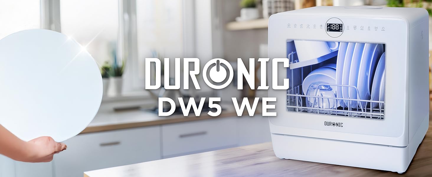avec éclairage intérieur bleu. Modèle DW5 WE visible à l'avant. La plaque est placée à l'intérieur. Fond de cuisine avec fenêtre.