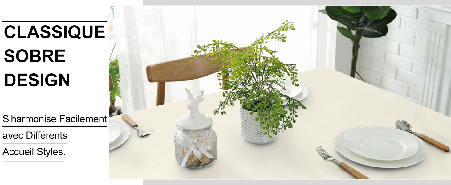 Table à manger minimaliste avec chaises en bois, plantes en pot et couverts, labellisée « Classique Sobre Design »