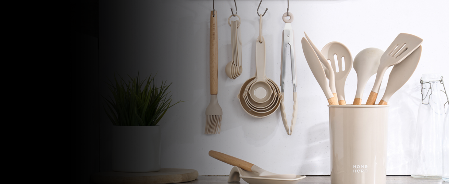 comprenant des outils en bois et en silicone. Les accessoires de suspension comprennent des fouets et des tasses à mesurer. Un support en céramique contient des spatules et des cuillères à manche en bois