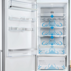 Vue intérieure du réfrigérateur avec plusieurs bacs de rangement en plastique bleu disposés sur des étagères.