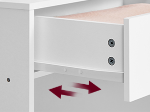 Gros plan de l'intérieur d'une étagère ou d'une armoire blanche avec des flèches rouges indiquant la capacité de mouvement coulissante ou réglable.