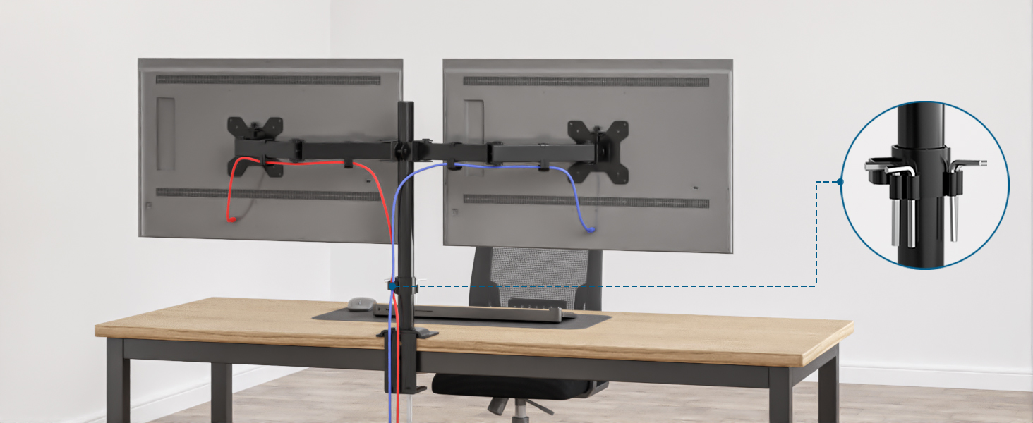 Bras pour double écran monté sur un bureau en bois. Bras réglables en métal noir avec gros plan du mécanisme de serrage