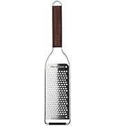 Photo d'un seul produit d'une râpe en acier inoxydable avec manche en bois foncé, vue de face sur fond blanc.